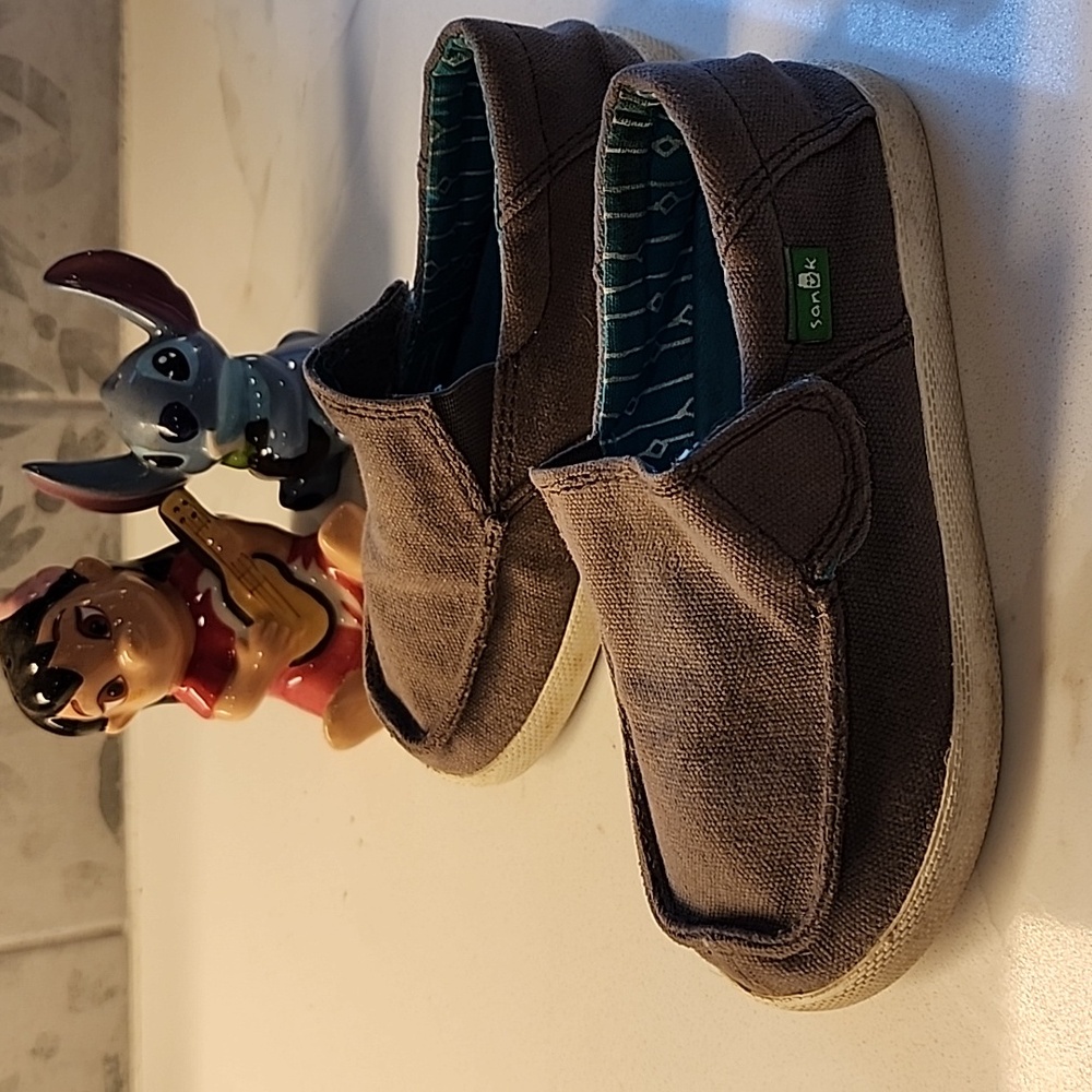 Sanuk boys slip on canvas shoes size 11